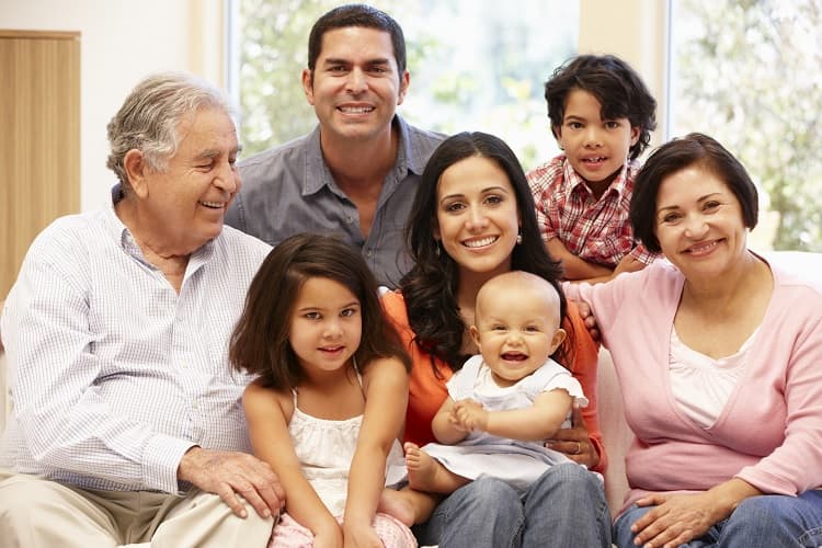 Tres generaciones de una familia hispana en su casa