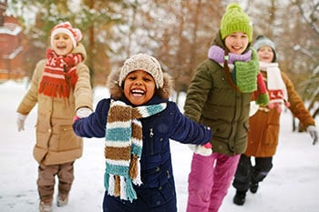 Chicos jugando en la nieve.