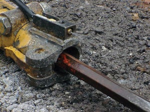 Accesorio rociador de agua; manera de conectar la boquilla a la herramienta.