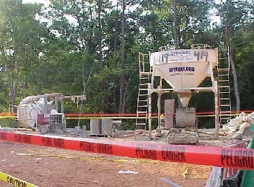 Esta foto muestra el silo desplomado a la izquierda, el otro silo en pie a la derecha y los retazos de madera utilizados para apoyar las patas de los silos.