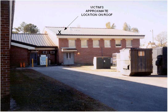 Foto 1. Esta foto muestra el techo de la escuela primaria en donde se estaba realizando el trabajo. La X marca el lugar aproximado donde estaba la víctima, sobre el techo de pendiente baja, antes de su caída.