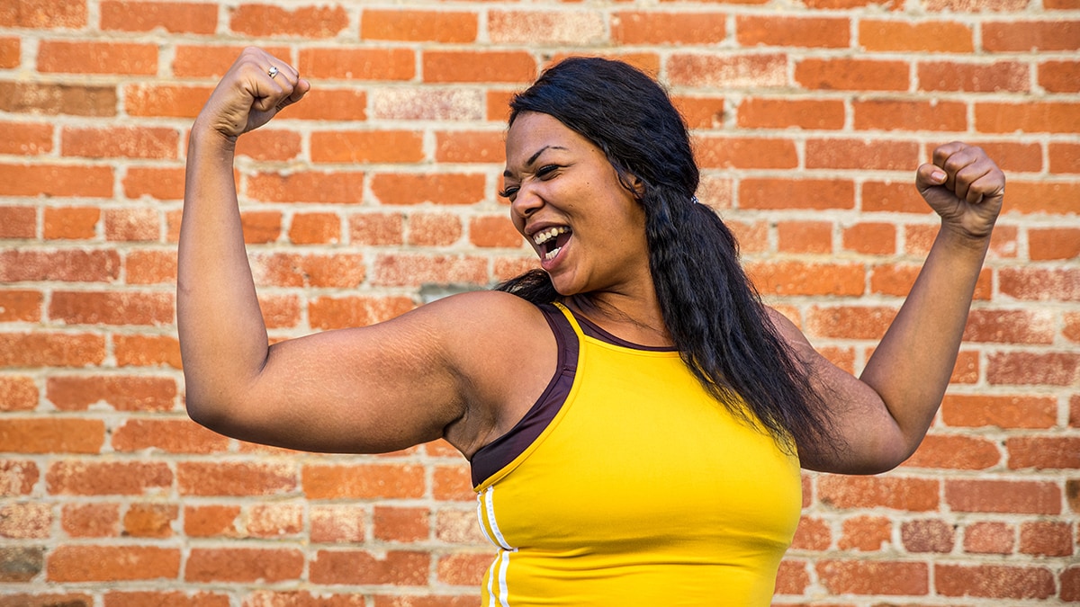 Una mujer de raza negra mostrando sus brazos fuertes