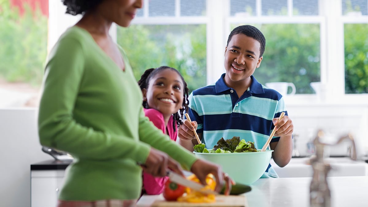 Una familia en la cocina.