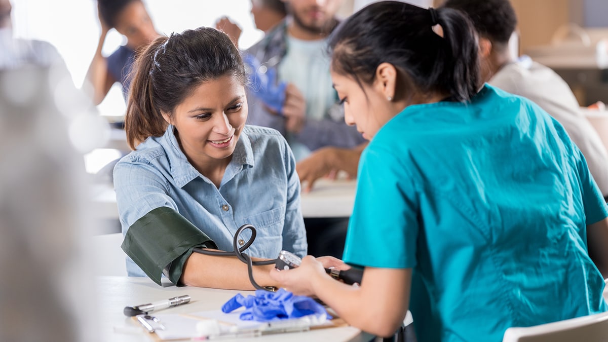 Mujer haciéndose chequear la presión arterial.