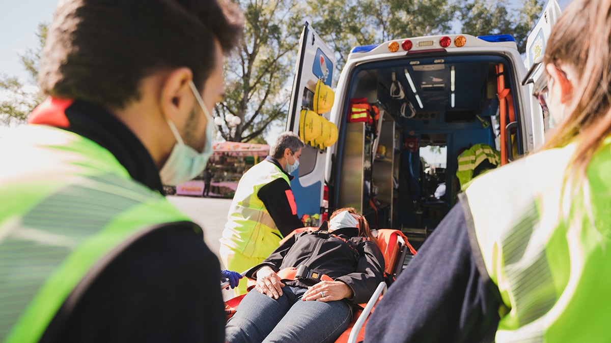 Una ambulancia y técnicos médicos de emergencia.