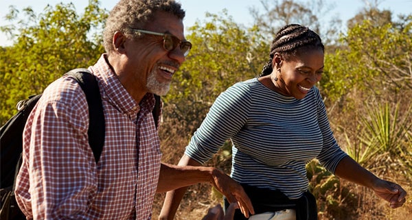 Pareja afroamericana caminando al aire libre