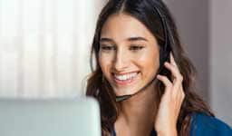 Mujer con auriculares sonriendo