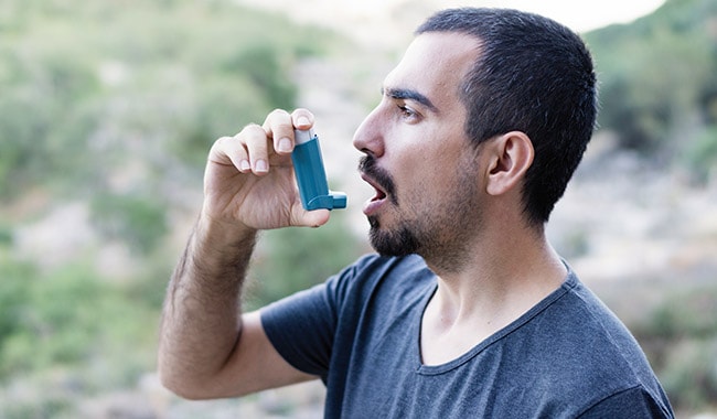 hombre usando inhalador