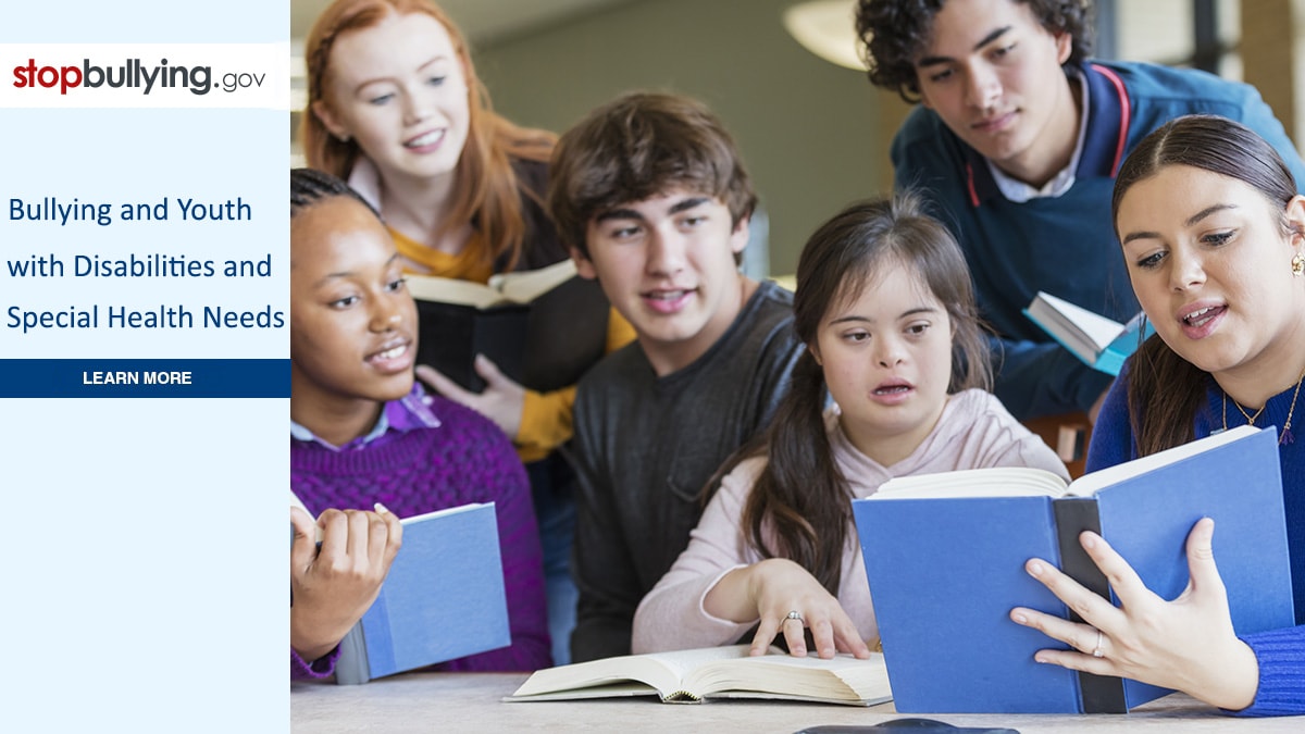 Botón del sitio web stopbullying.gov, junto a la imagen de un estudiante con síndrome de Down leyendo con otros estudiantes.