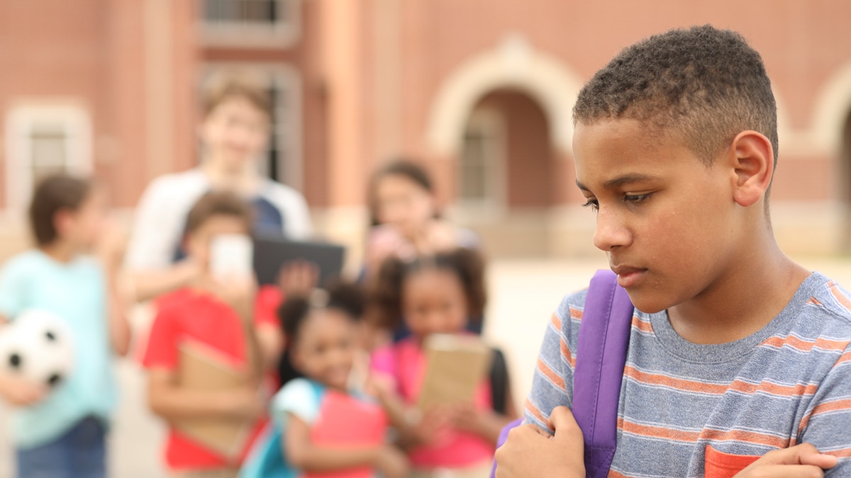 Niño siendo acosado en la escuela.