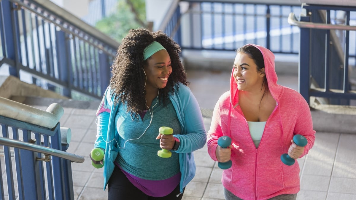 dos mujeres haciendo ejercicio