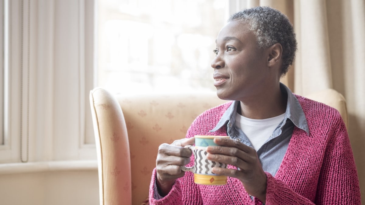 una mujer tomando café