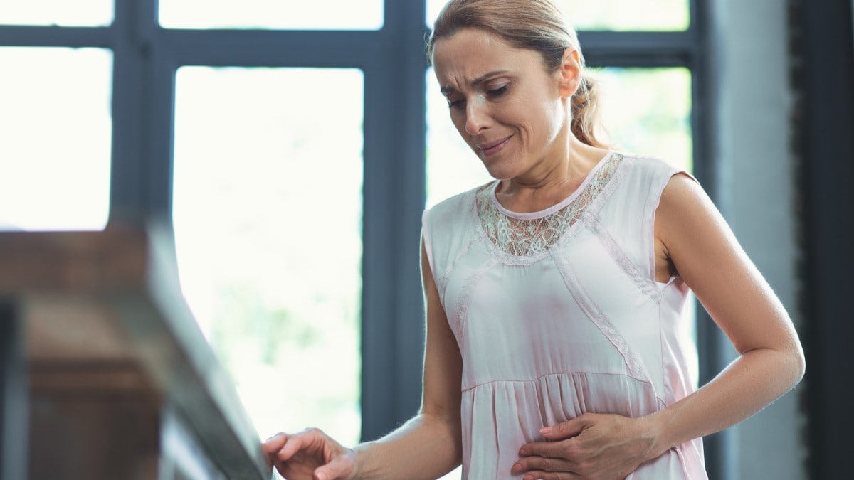 una mujer con dolor abdominal